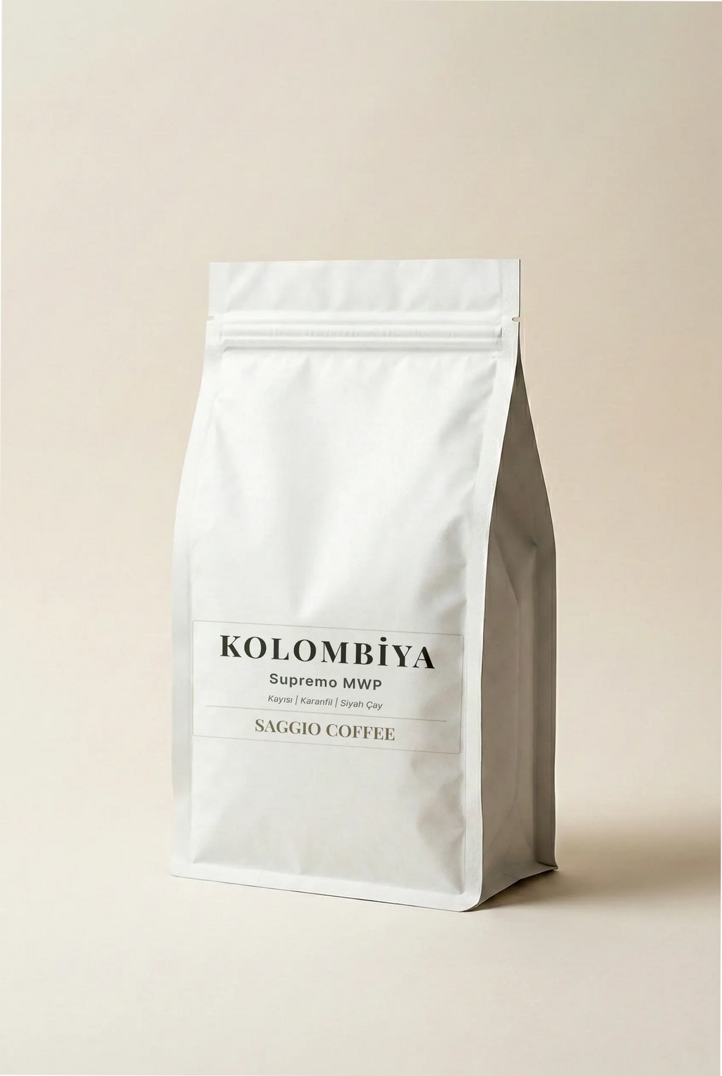 Saggio Coffee Kolombiya Supremo MWP (Decaf). Meyveli ve Parlak kahveler serisinden; 1600-1800m rakımda yetişmiş, kayısı, karanfil ve siyah çay notalarına sahip kafeinsiz (MWP işlemli) nitelikli filtre kahve paketi.