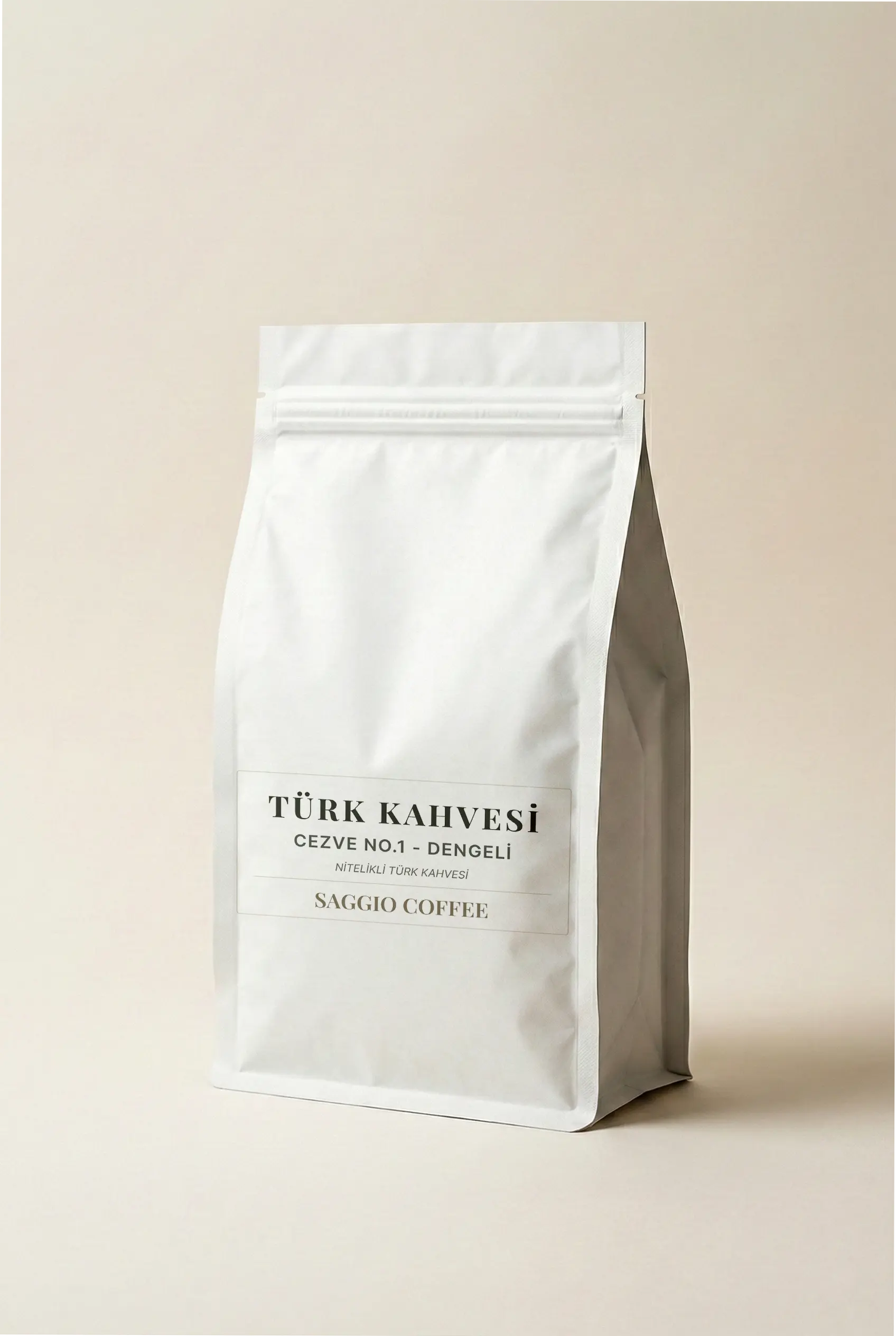 Saggio Coffee Cezve No.1 Dengeli harman nitelikli Türk kahvesi. Krem rengi fon üzerinde sunulan, şık ve modern tasarımlı beyaz ambalaj