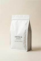 Saggio Coffee Office Espresso, ofisler için özel kavrulmuş nitelikli çekirdek kahve. Minimalist beyaz ambalajlı espresso kahve paketi.