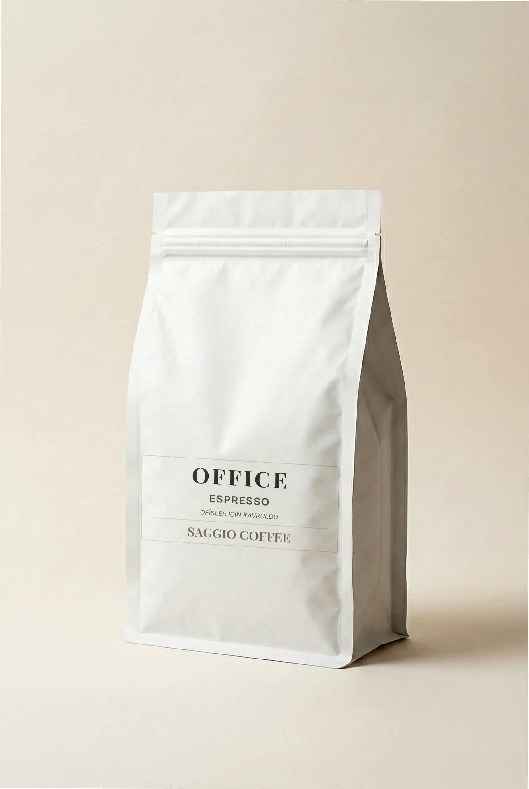 Saggio Coffee Office Espresso, ofisler için özel kavrulmuş nitelikli çekirdek kahve. Minimalist beyaz ambalajlı espresso kahve paketi.