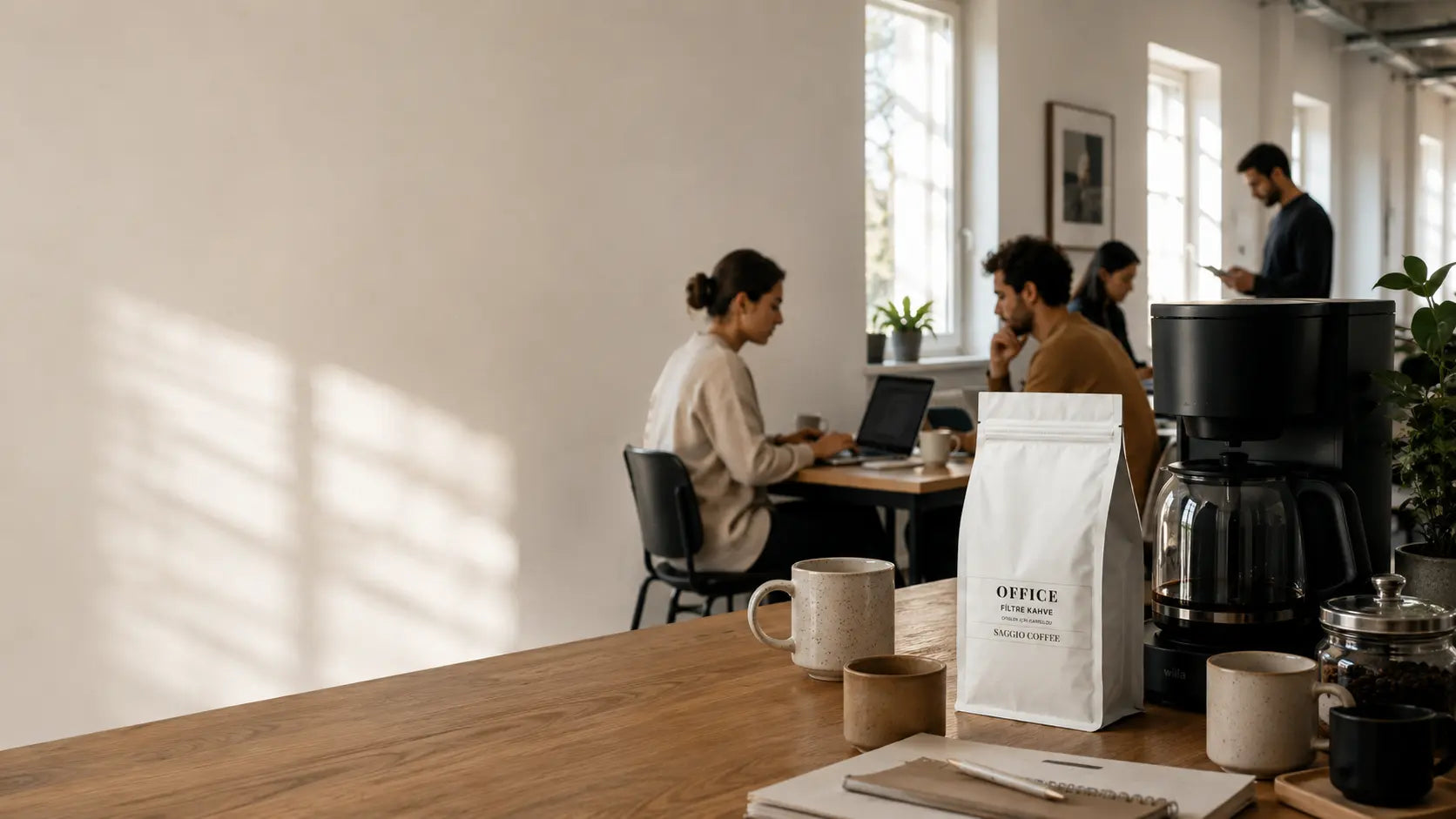 Modern çalışma ortamında günlük ritme entegre olmuş sade ve sürdürülebilir ofis kahve düzeni.