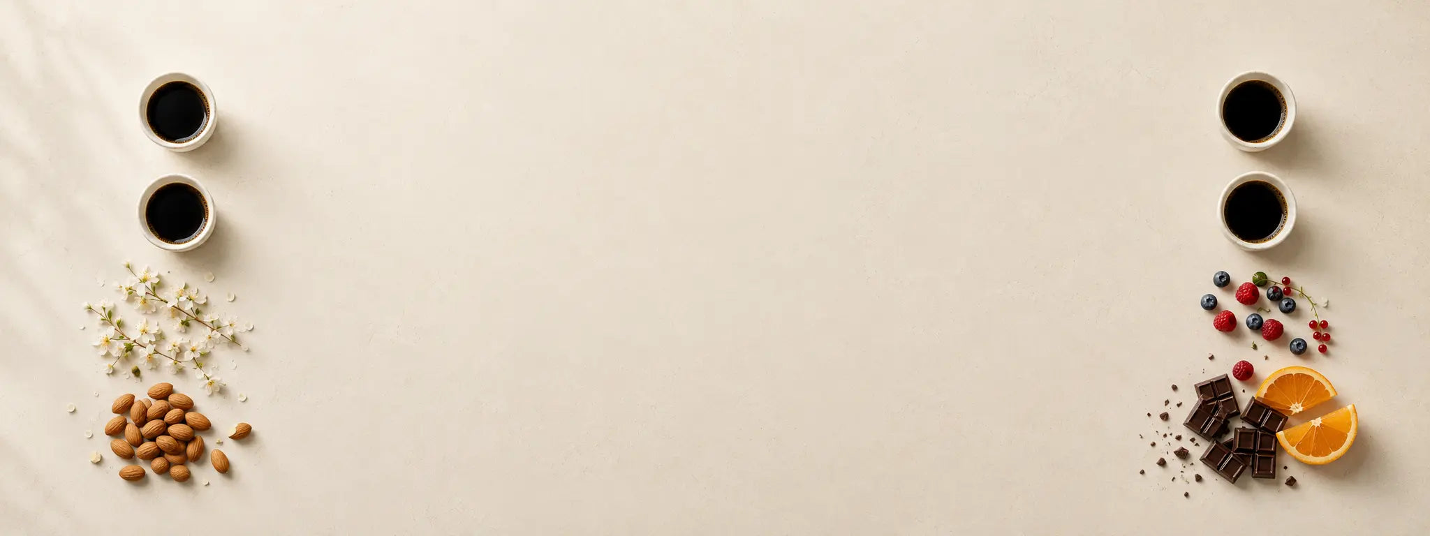 Farklı kahve karakterlerini temsil eden meyvemsi, floral, çikolata ve kuruyemiş çağrışımlarının yer aldığı sade editorial kahve kompozisyonu.